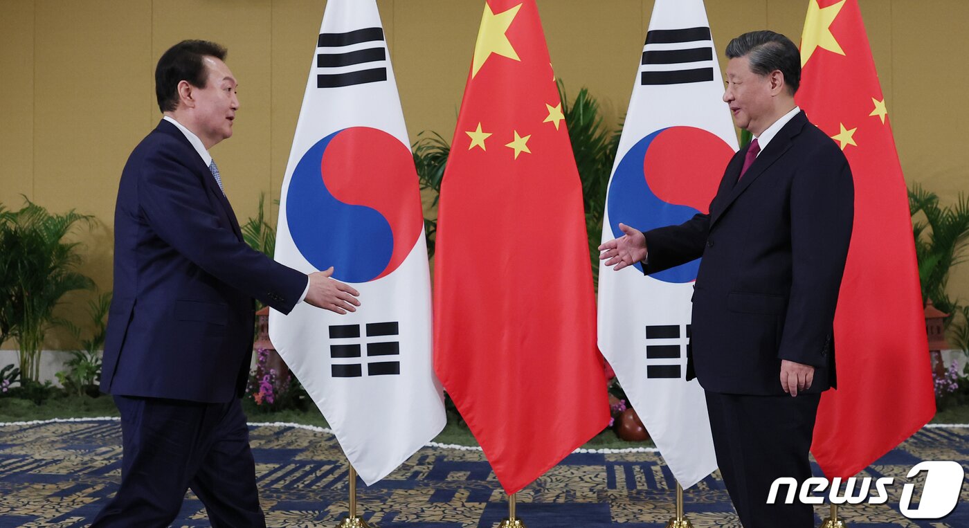 본문 이미지 - 윤석열 대통령과 시진핑 중국 국가주석이 15일(현지시간) 인도네시아 발리의 한 호텔에서 열린 한중 정상회담에서 악수하고 있다. (대통령실 제공) 2022.11.16/뉴스1 ⓒ News1 오대일 기자