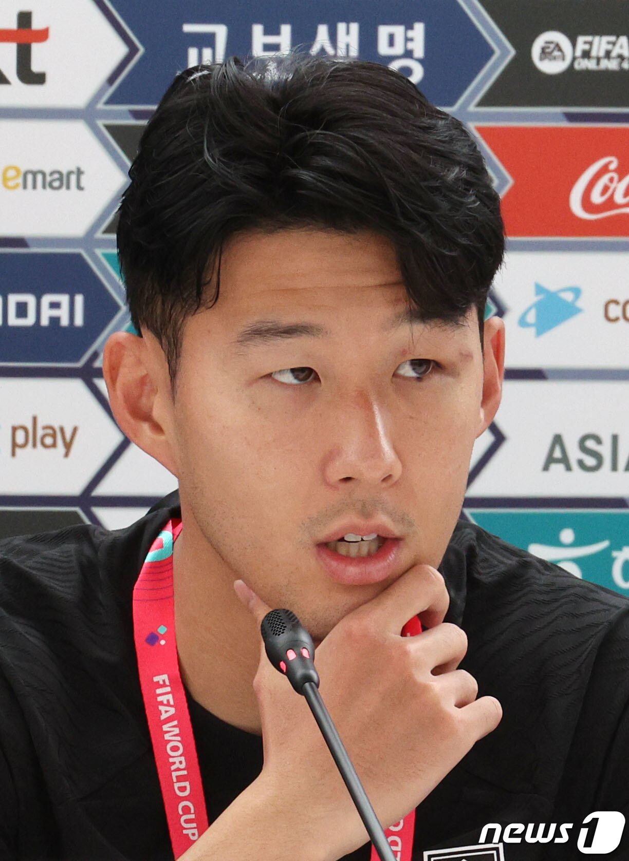 본문 이미지 - 파울루 벤투 감독이 이끄는 대한민국 축구대표팀 캡틴 손흥민이 16일 오전(현지시간) 카타르 도하 알 에글라 트레이닝센터에서 가진 인터뷰에서 취재진의 질문에 답하고 있다. 2022.11.16/뉴스1 ⓒ News1 이광호 기자