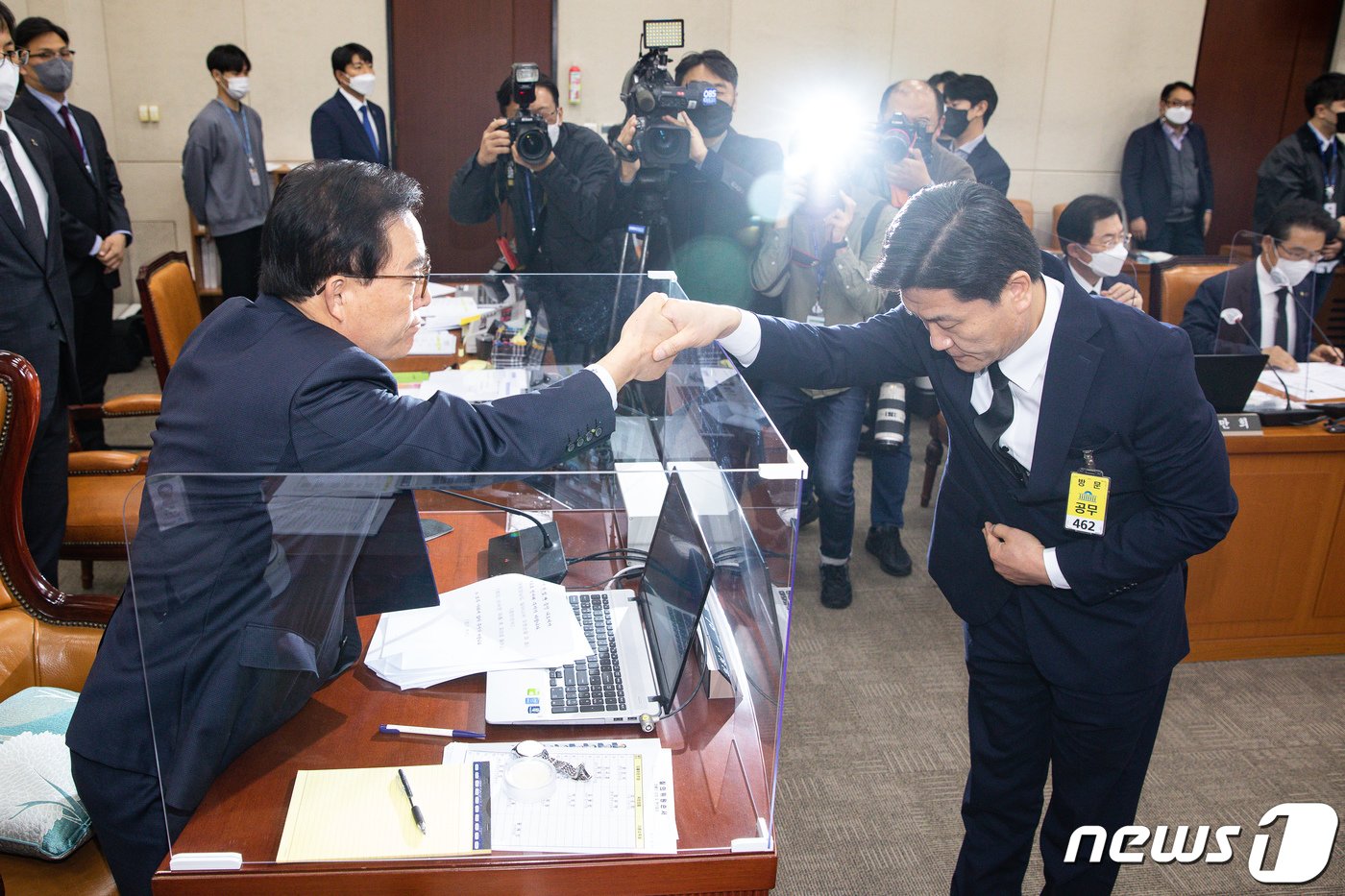 본문 이미지 - '이태원 참사' 현장 총괄책임자인 이임재 전 용산경찰서장이 16일 서울 여의도 국회에서 열린 행정안전위원회 전체회의에 출석해 증인선서를 마친 후 선서문을 이채익 행정안전위원장에게 전달한 후 악수하고 있다. 2022.11.16/뉴스1 ⓒ News1 유승관 기자