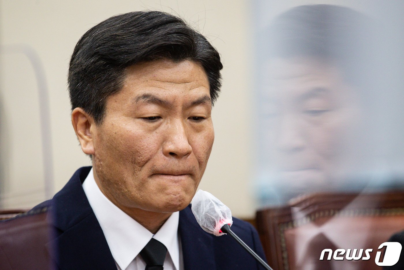 본문 이미지 - '이태원 참사' 현장 총괄책임자인 이임재 전 용산경찰서장이 16일 서울 여의도 국회에서 열린 행정안전위원회 전체회의에 출석해 의원들의 현안 질의에 답변하며 굳은 표정을 짓고 있다. 2022.11.16/뉴스1 ⓒ News1 유승관 기자