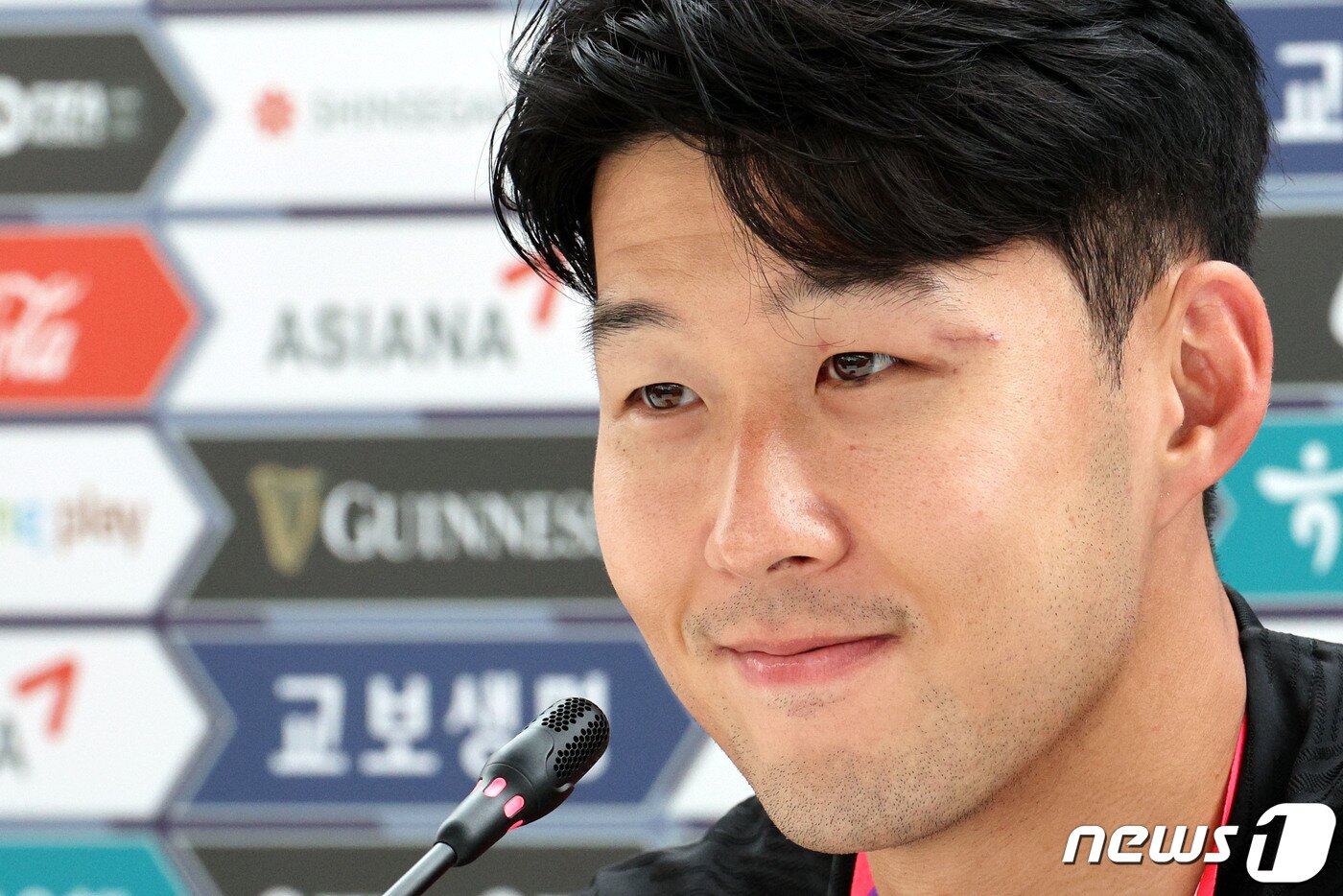 본문 이미지 - 파울루 벤투 감독이 이끄는 대한민국 축구대표팀 캡틴 손흥민이 16일 오전(현지시간) 카타르 도하 알 에글라 트레이닝센터에서 가진 인터뷰에서 취재진의 질문에 답하고 있다. 2022.11.16/뉴스1 ⓒ News1 이광호 기자