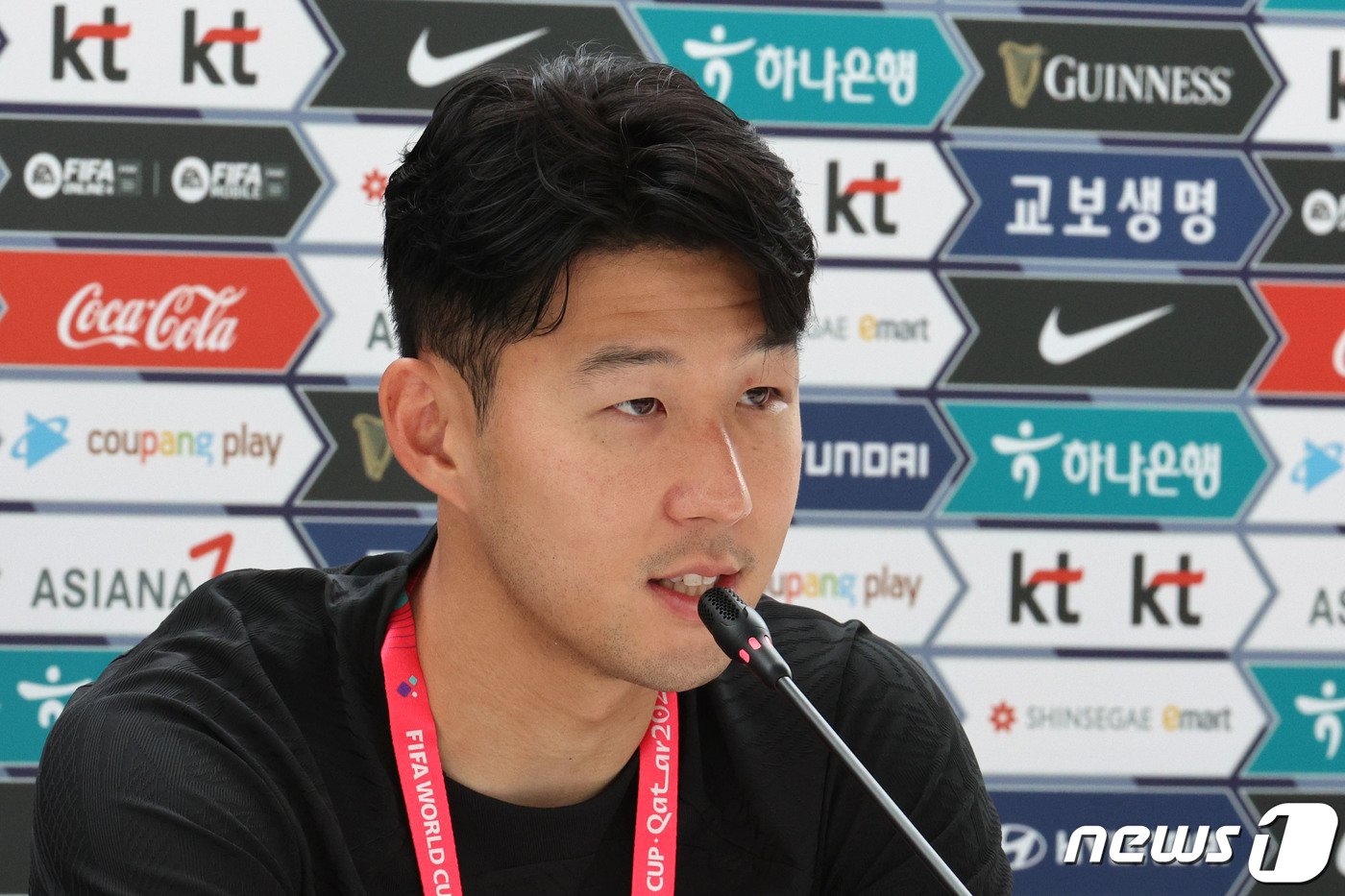 본문 이미지 - 파울루 벤투 감독이 이끄는 대한민국 축구대표팀 캡틴 손흥민이 16일 오전(현지시간) 카타르 도하 알 에글라 트레이닝센터에서 가진 인터뷰에서 취재진의 질문에 답하고 있다. 2022.11.16/뉴스1 ⓒ News1 이광호 기자