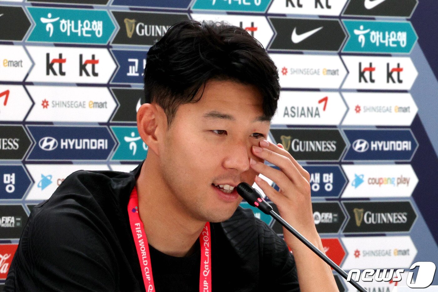 본문 이미지 - 파울루 벤투 감독이 이끄는 대한민국 축구대표팀 캡틴 손흥민이 16일 오전(현지시간) 카타르 도하 알 에글라 트레이닝센터에서 가진 인터뷰에서 취재진의 질문에 답하고 있다. 2022.11.16/뉴스1 ⓒ News1 이광호 기자