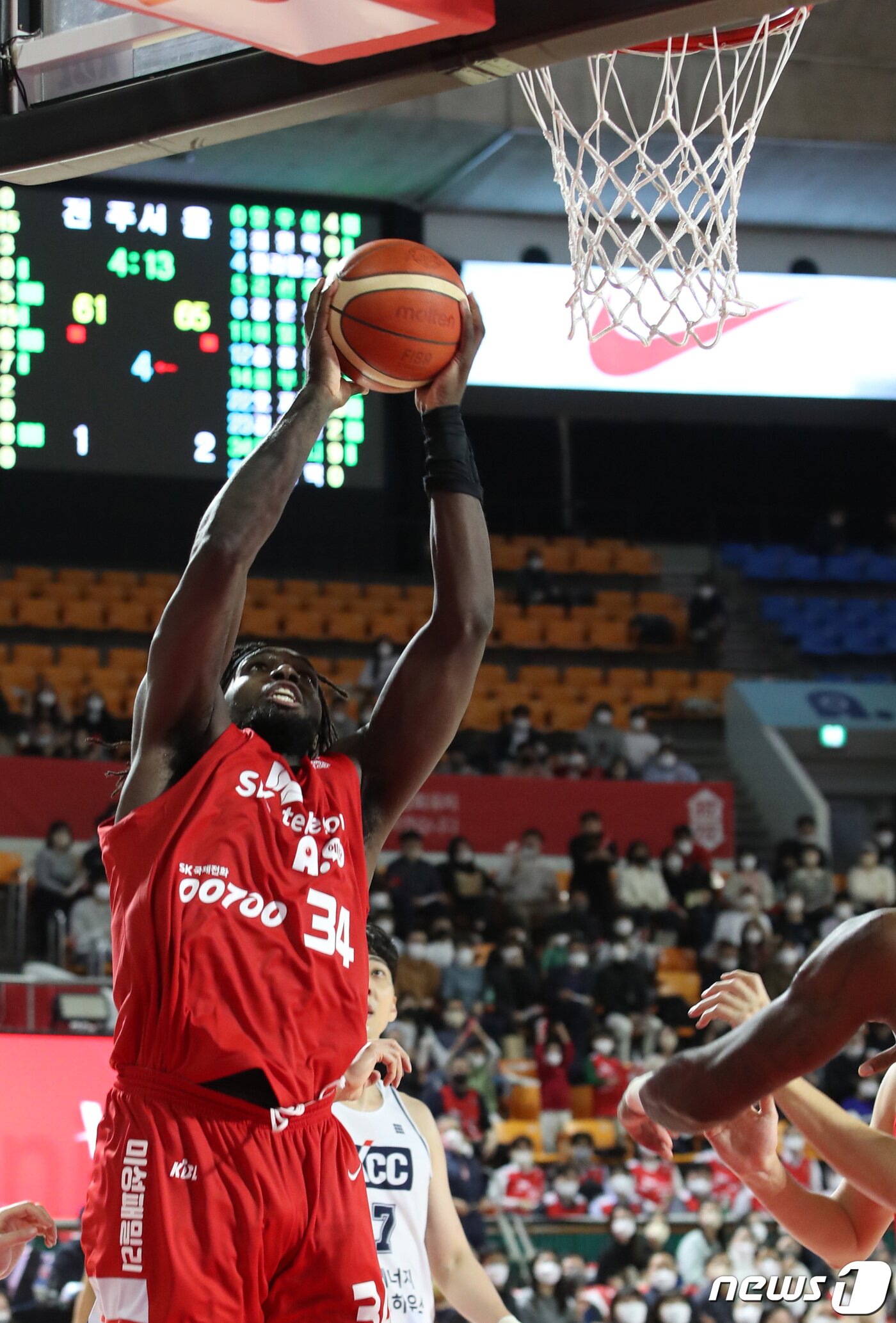 본문 이미지 - 16일 오후 서울 송파구 잠실학생체육관에서 열린 'SKT 에이닷 프로농구 2022-2023 KBL' 서울 SK와 전주 KCC 경기에서 SK 자밀 워니가 슛하고 있다. 2022.11.16/뉴스1 ⓒ News1 김민지 기자
