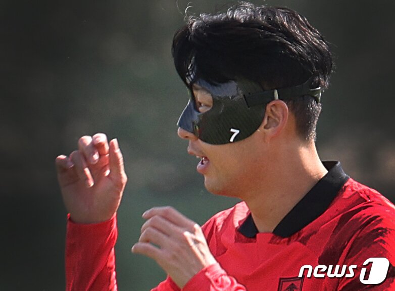 본문 이미지 - 안면보호대를 쓰고 2022 카타르 월드컵에 출전했던 손흥민. ⓒ 뉴스1 이광호 기자
