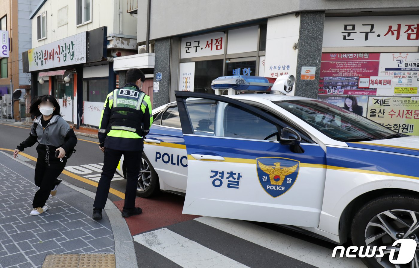 본문 이미지 - 2023학년도 대학수학능력시험이 치러진 17일 오전 울산 남구 울산여자고등학교 앞에서 경찰차를 타고 온 수험생이 입구로 뛰어가고 있다. 2022.11.16/뉴스1 ⓒ News1 윤일지 기자
