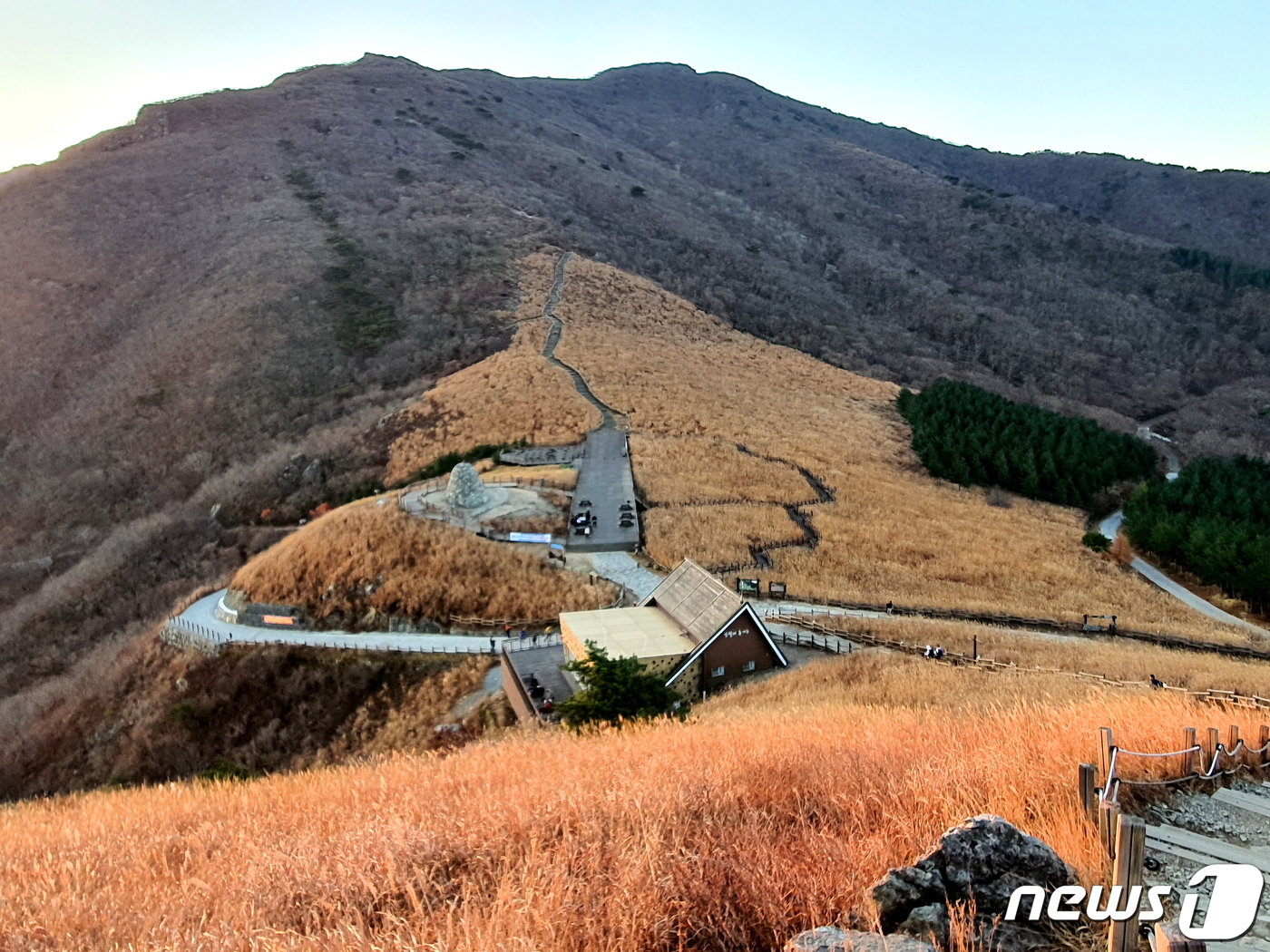 간월재 전경. 아침햇살을 받아 검붉던 억새밭이 황금빛으로 변하고 있다. 건너편 산은 신불산.