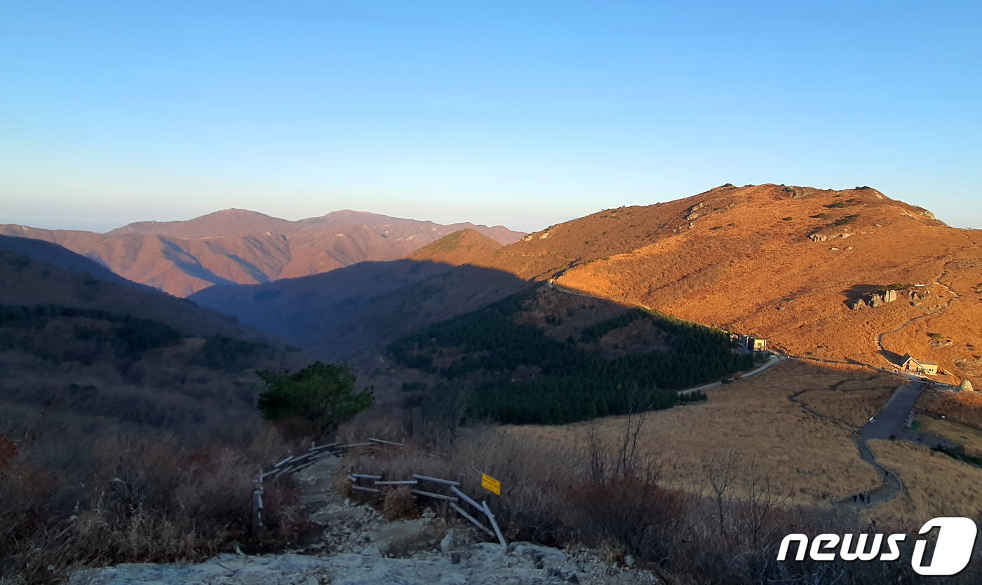 신불산을 오르며 바라본 영남알프스. 해가 떠오르며 왼쪽 재약산과 천황산, 오른쪽 간월산을 따듯하게 비추는 모습. 곧 가운데 산 아래에도 빛을 쪼여줄 것이다.