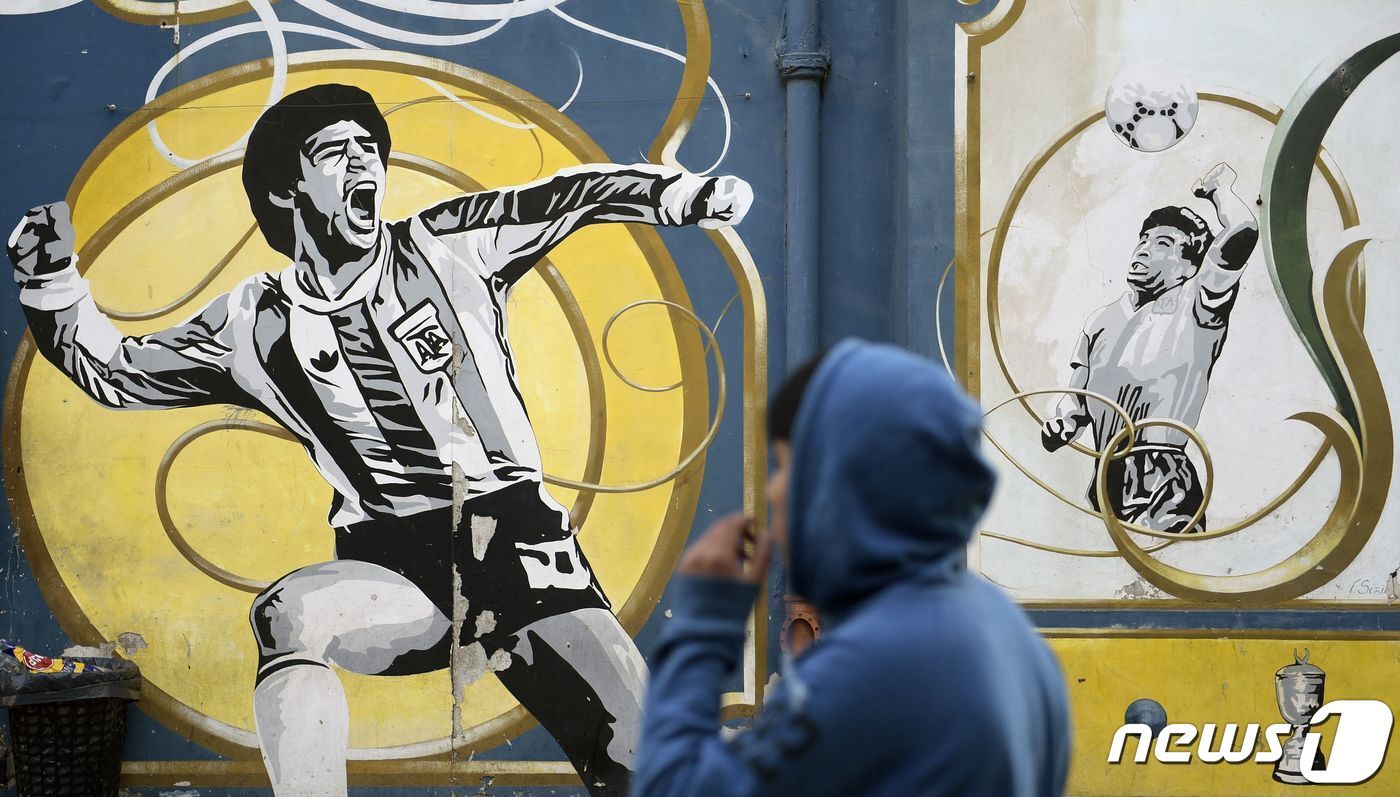 본문 이미지 - 아르헨티나에 전시된 마라도나 벽화. ⓒ AFP=뉴스1