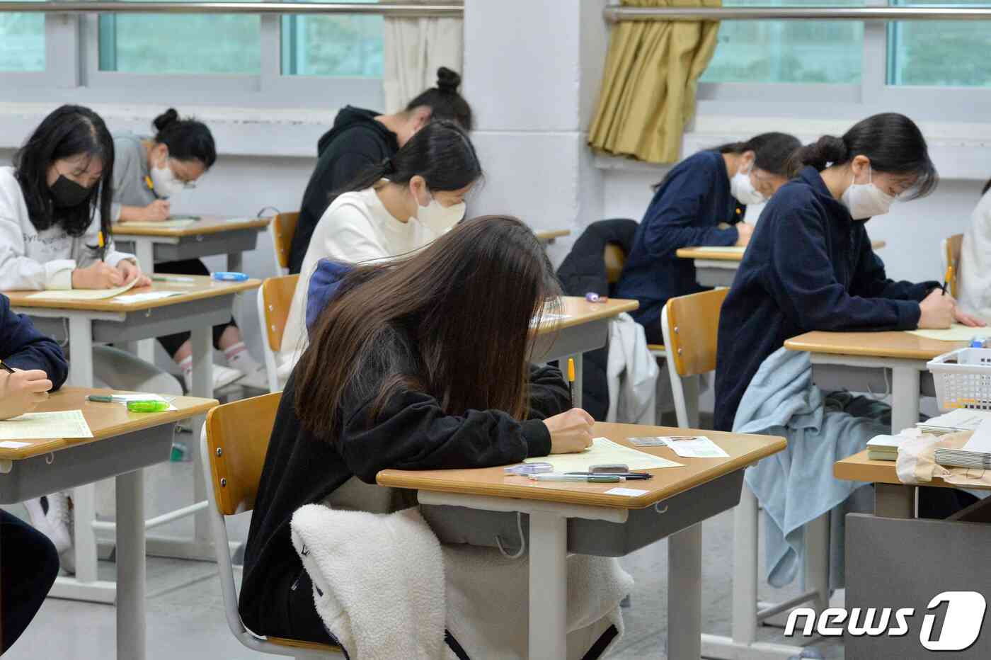 2023학년도 대학수학능력시험일인 17일 오전 시험장인 경북 포항시 남구 영일고등학교에서 수험생들이 1교시 답안지를 작성하고 있다. 2022.11.17/뉴스1 © News1 최창호 기자