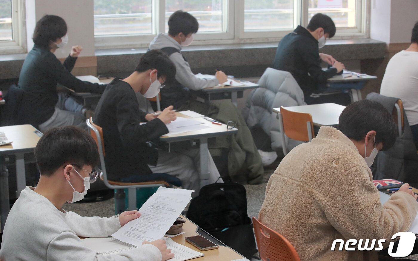 본문 이미지 - 2023학년도 대학수학능력시험일인 17일 전북 전주시 동암고등학교에서 수험생들이 시험 준비를 하고 있다. (전북사진기자단 공동취재) 2022.11.17/뉴스1 ⓒ News1 유경석 기자