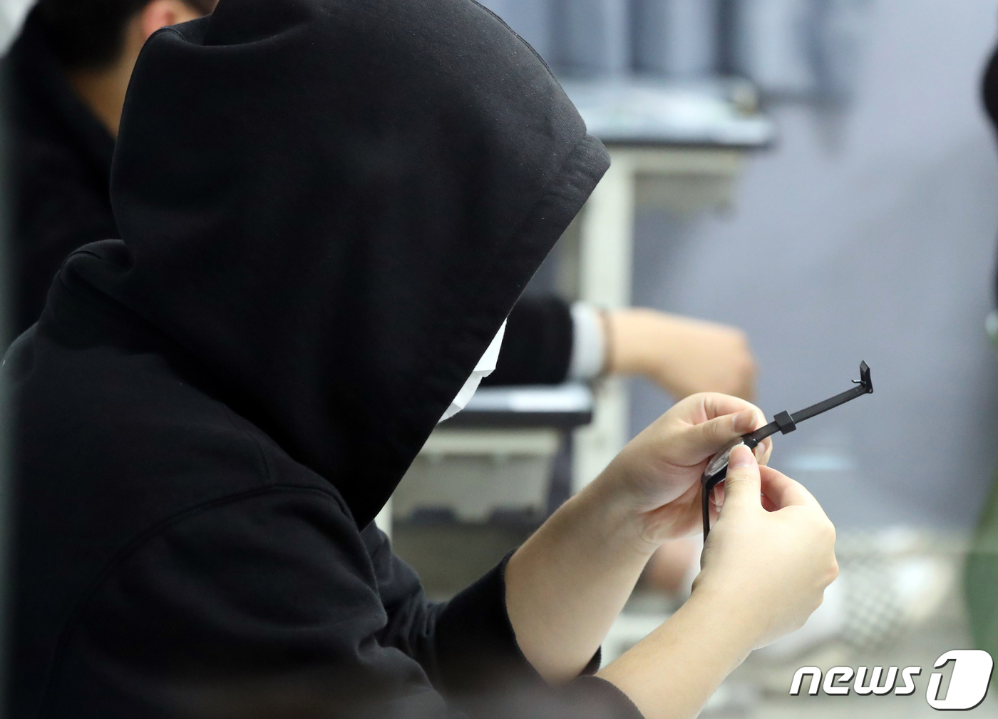 (부산=뉴스1) 김영훈 기자 = 2023학년도 대학수학능력시험일인 17일 오전 부산 남구 대연고등학교에서 수험생들이 시험실에서 시계를 설정하고 있다. (사진공동취재단) 2022.1 …