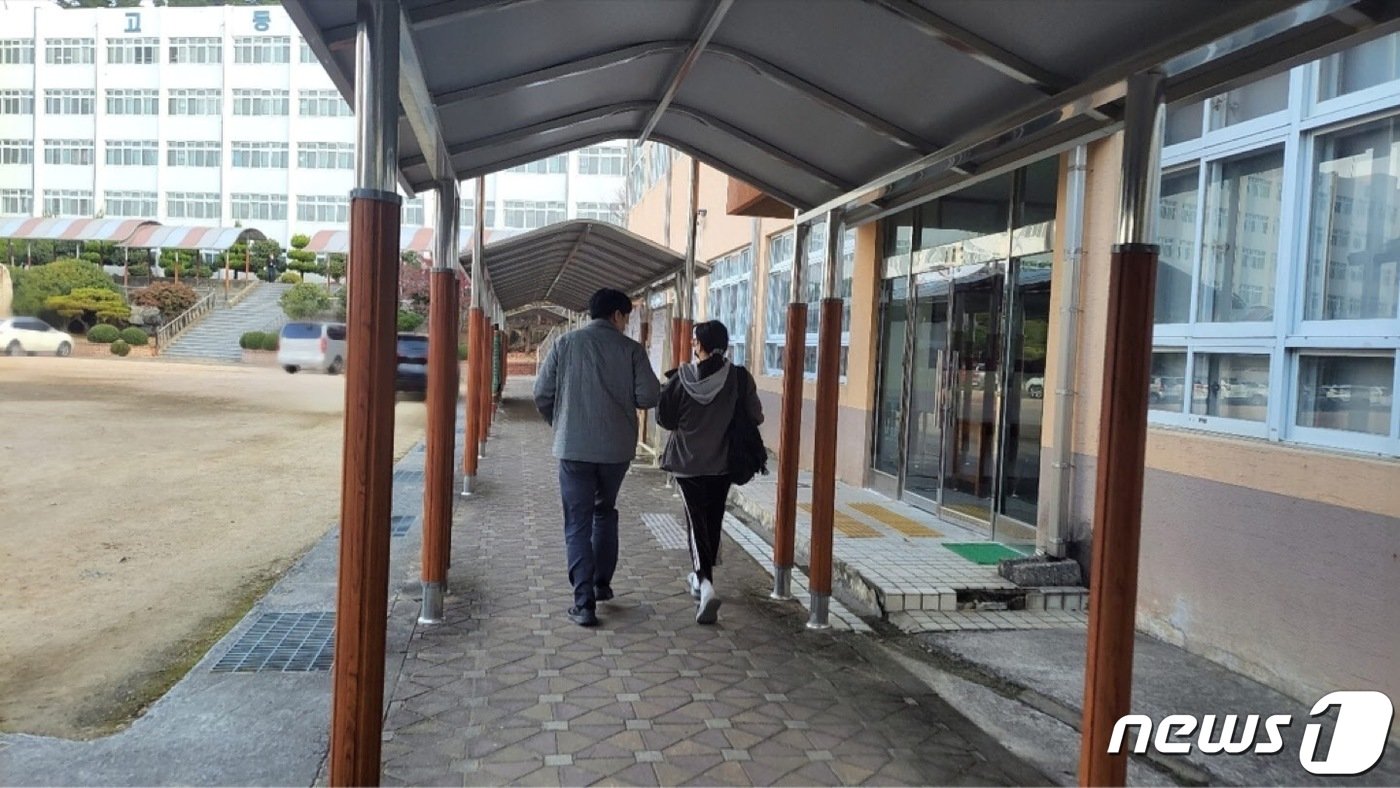 본문 이미지 - 수험생이 급히 시험장으로 뛰어가는 모습.(부산경찰청 제공) 