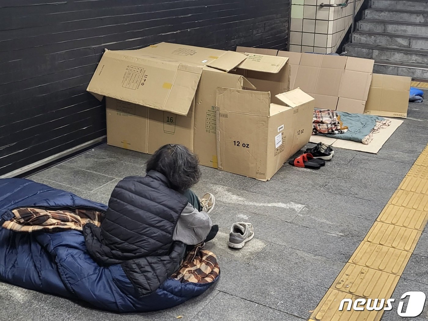 본문 이미지 - 15일 오후 서울 지하철 을지로입구역에서 생활하는 남성이 잠자리에 들 준비를 하고있다. 22.11.15/뉴스1 ⓒ 뉴스1 이비슬 기자