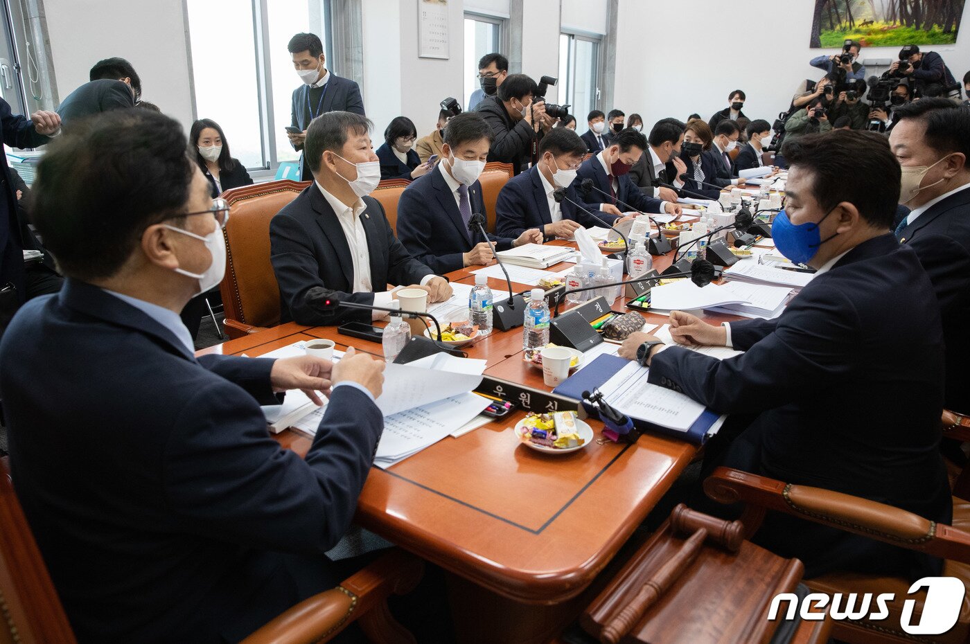 본문 이미지 - 우원식 국회 예결위원회 위원장이 17일 오전 서울 여의도 국회에서 열린 제400회 국회(정기회) 예산결산특별위원회 예산안 등 조정 소위원회에서 발언을 하고 있다. 2022.11.17/뉴스1 ⓒ News1 이재명 기자