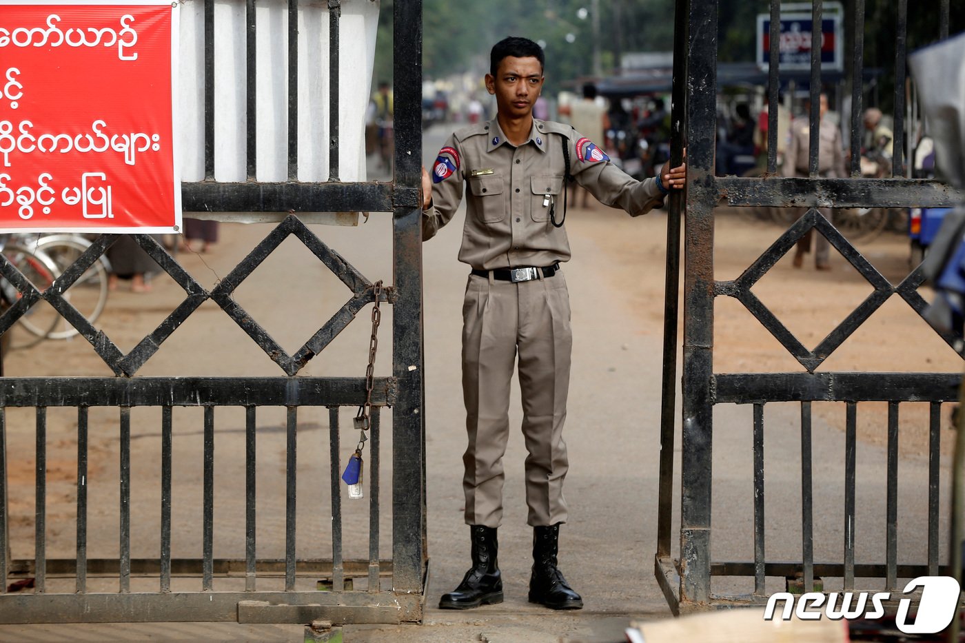 본문 이미지 - 미얀마 양곤에서 경비원이 인세인 교도소 정문을 걸어 잠그고 있다. 2019.01.13. ⓒ 로이터=뉴스1 ⓒ News1 정윤영 기자