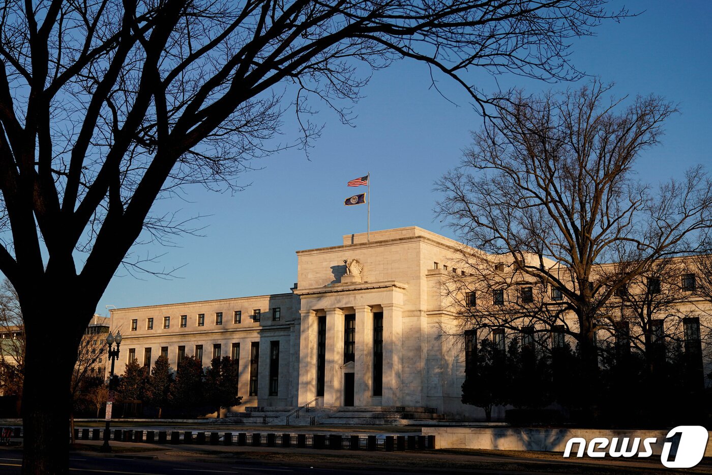 본문 이미지 - 미국 워싱턴 DC에 위치한 연방준비제도(Fed·연준) 청사 전경. 2022.01.26. ⓒ 로이터=뉴스1
