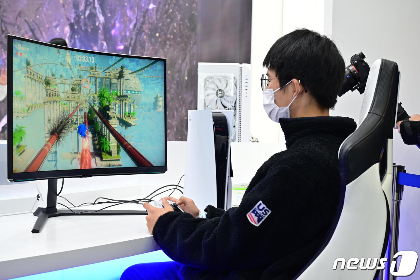 본문 이미지 - 17일 부산 벡스코에서 개막한 국내 최대 규모의 게임 전시회 &#39;지스타&#40;G-STAR&#41; 2022&#39; 삼성전자 브랜드관을 찾은 관람객들이 게임을 즐기고 있다. &#40;삼성전자 제공&#41; 2022.11.17/뉴스1