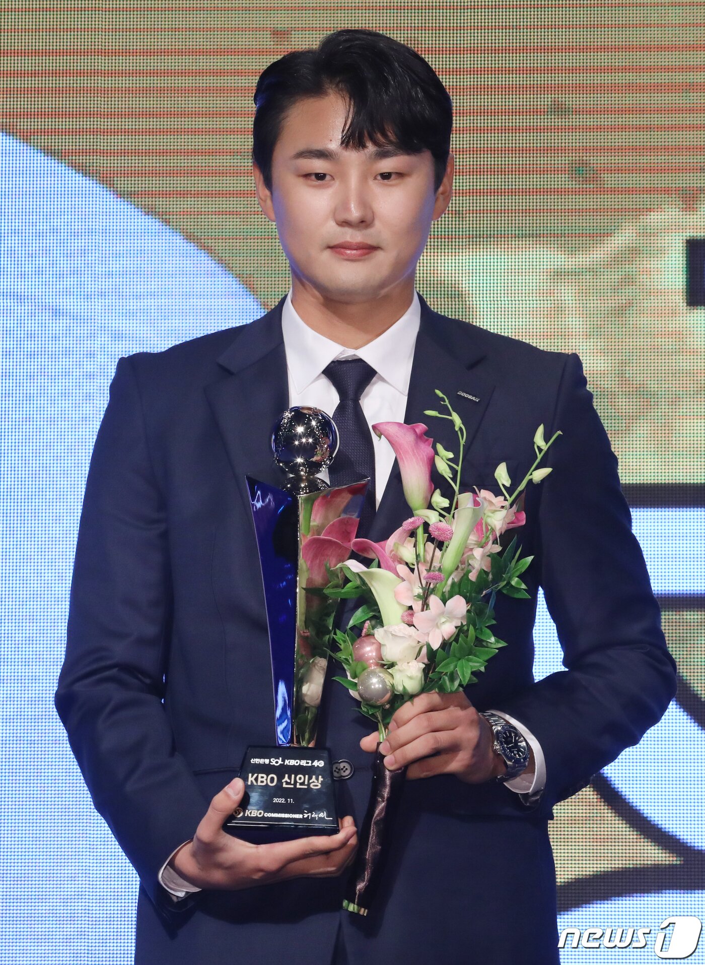 본문 이미지 - 두산 정철원이 17일 오후 서울 중구 소공로 웨스틴 조선 서울에서 열린 ‘2022 신한은행 SOL KBO 시상식’에서 신인상을 수상 후 기념 촬영을 하고 있다. 2022.11.17/뉴스1 ⓒ News1 김진환 기자