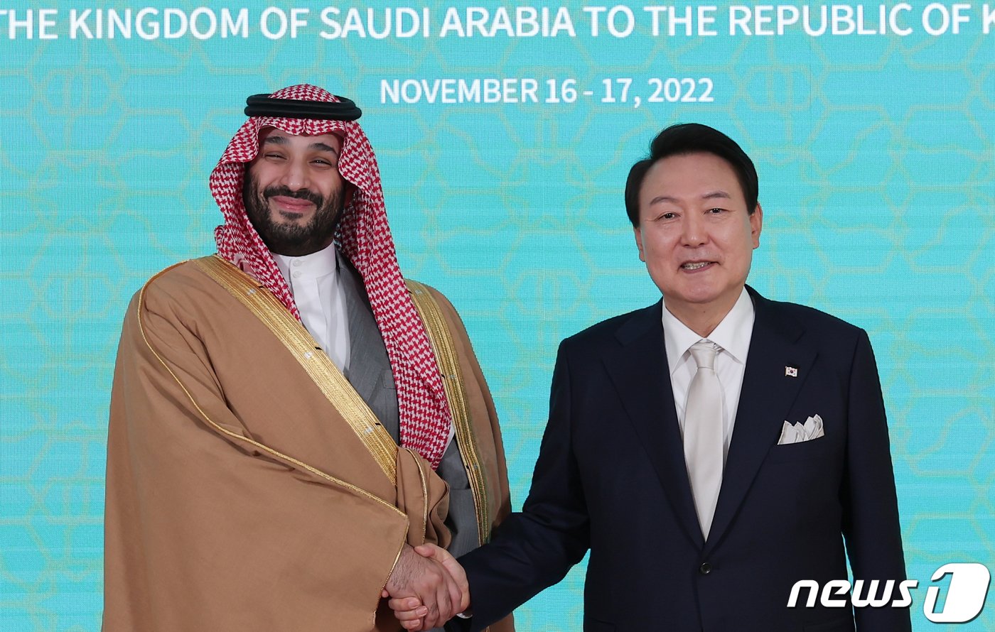 본문 이미지 - 윤석열 대통령이 17일 서울 용산구 한남동 대통령 관저에서 열린 무함마드 빈 살만 사우디아라비아 왕세자 겸 총리와의 회담에서 기념 촬영을 하고 있다. (대통령실 제공) 2022.11.17/뉴스1 ⓒ News1 오대일 기자