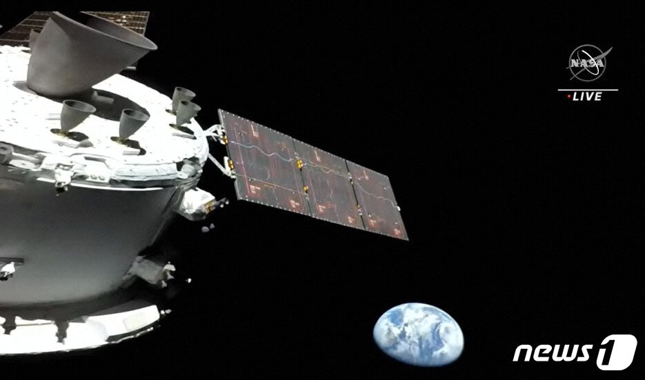 본문 이미지 - 16일(현지시간) 미국 항공우주국(NASA·나사)이 공개한 유인 캡슐 '오리온'의 모습. 22.11.16 ⓒ AFP=뉴스1 ⓒ News1 김예슬 기자