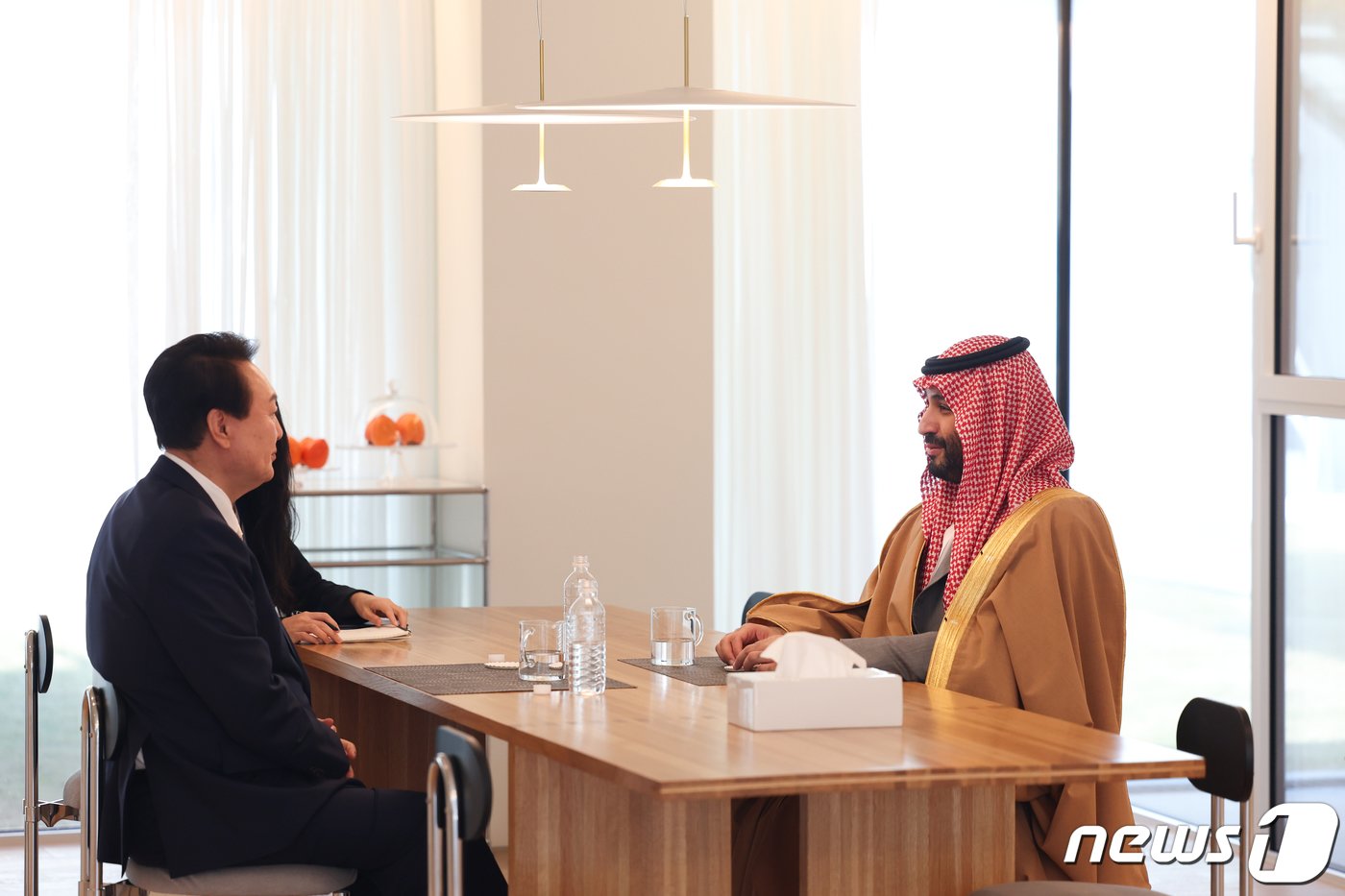 본문 이미지 - 윤석열 대통령이 17일 서울 용산구 한남동 대통령 관저에서 무함마드 빈 살만 사우디아라비아 왕세자 겸 총리와 회담을 마친 후 단독 환담을 나누고 있다. (대통령실 제공) 2022.11.17/뉴스1 ⓒ News1 오대일 기자