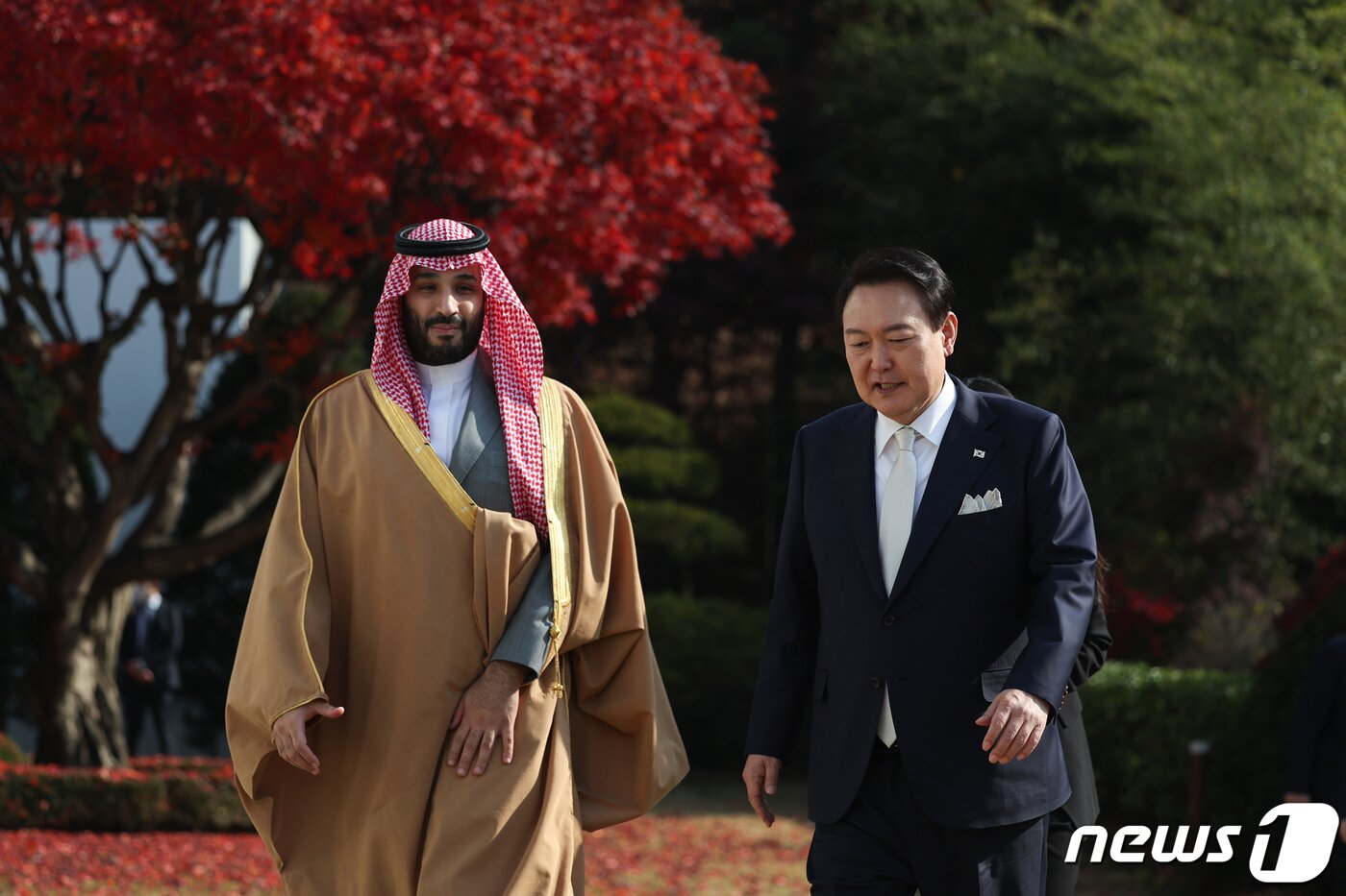 본문 이미지 - 윤석열 대통령이 지난해 11월 17일 서울 용산구 한남동 대통령 관저에서 무함마드 빈 살만 사우디아라비아 왕세자 겸 총리와 회담을 마친 후 단독 환담을 나누고 있다. (대통령실 제공) 2022.11.17/뉴스1 ⓒ News1 오대일 기자