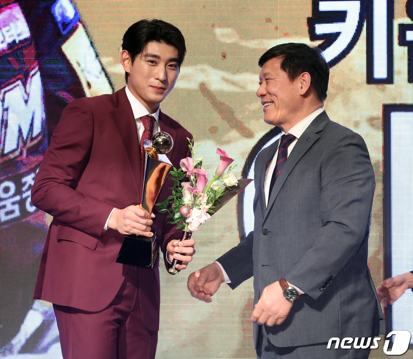 본문 이미지 - 키움 이정후가 17일 오후 서울 중구 소공로 웨스틴 조선 서울에서 열린 ‘2022 신한은행 SOL KBO 시상식’에서 MVP를 수상 후 허구연 총재의 축하를 받고 있다. 2022.11.17/뉴스1 ⓒ News1 김진환 기자