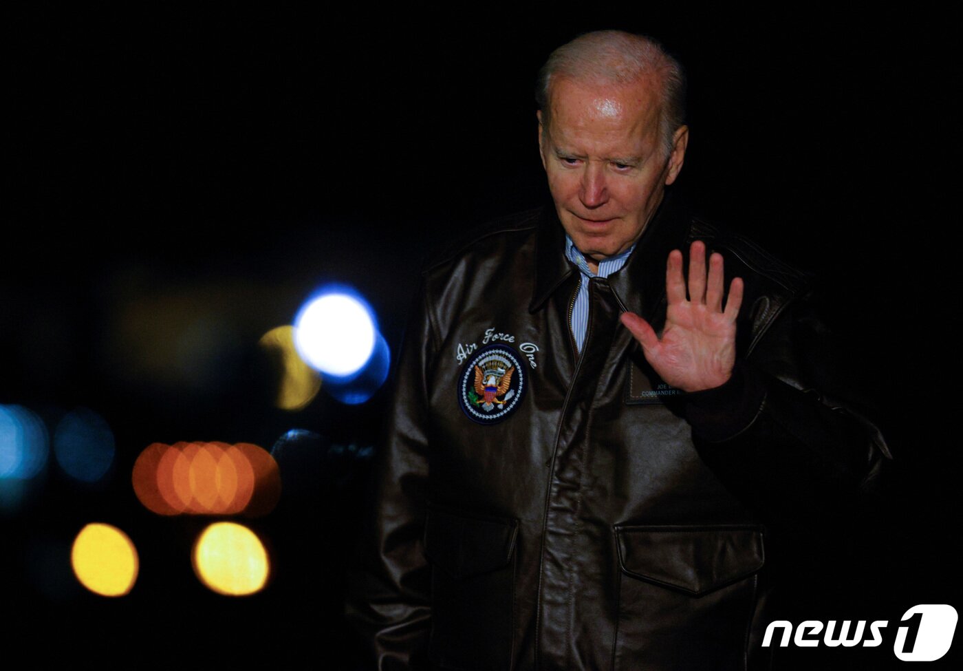 본문 이미지 - 17일(현지시간) 조 바이든 미국 대통령이 주요 20개국(G20) 정상회의와 동남아시아국가연합(ASEAN) 정상회의를 마친 뒤 워싱턴 DC에 위치한 백악관에 복귀했다. 이날 바이든 대통령은 폴란드 미사일 폭발 사건 관련 기자들의 질문에 답했다. ⓒ 로이터=뉴스1 ⓒ News1 정윤영 기자