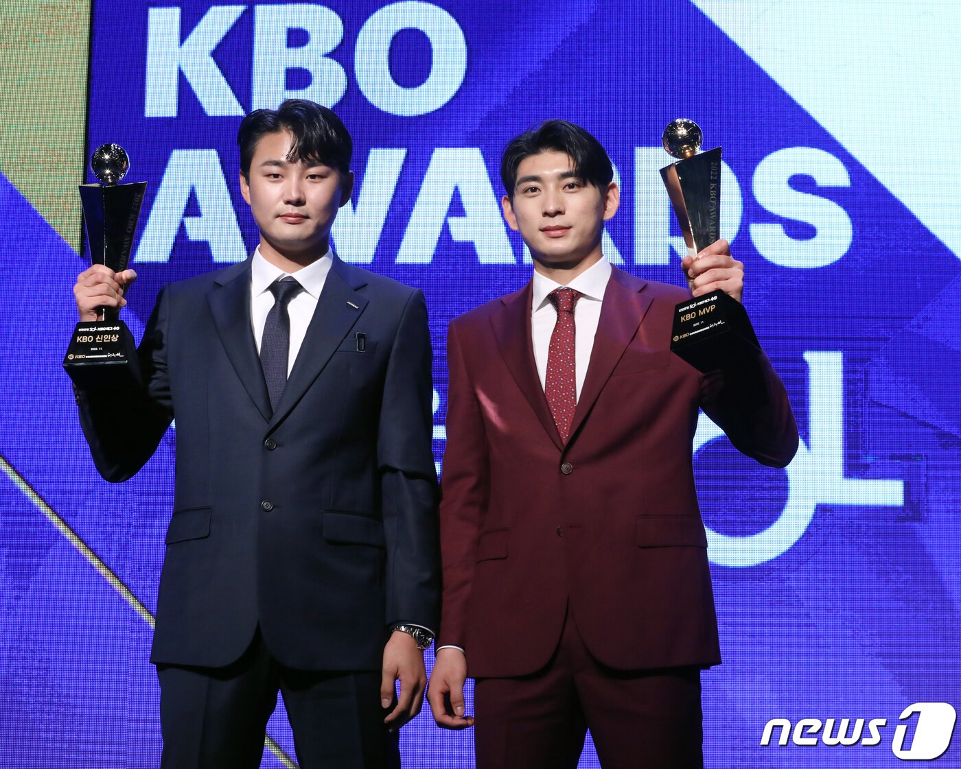 본문 이미지 - 두산 정철원과 키움 이정후가 17일 오후 서울 중구 소공로 웨스틴 조선 서울에서 열린 ‘2022 신한은행 SOL KBO 시상식’에서 신인상과 MVP를 수상 후 기념 촬영을 하고 있다. 2022.11.17/뉴스1 ⓒ News1 김진환 기자