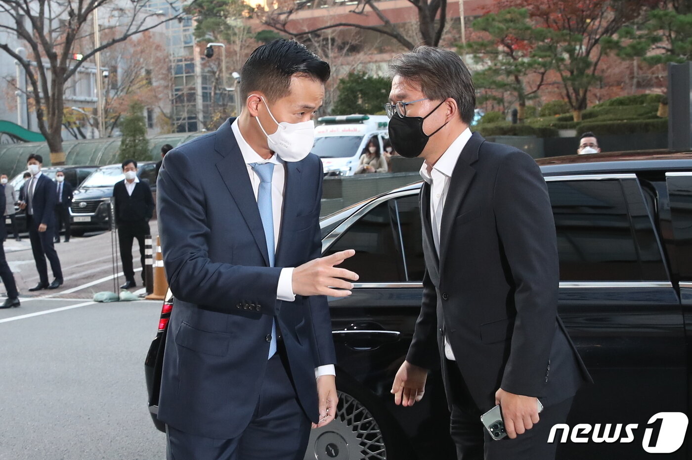 본문 이미지 - 김동관 한화솔루션 부회장이 17일 오후 무함마드 빈 살만 사우디아라비아 왕세자 겸 총리 숙소인 서울 중구 롯데호텔로 도착하고 있다. 2022.11.17/뉴스1 ⓒ News1 이승배 기자
