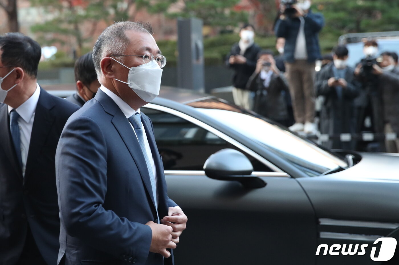 본문 이미지 - 정의선 현대자동차그룹 회장이 17일 오후 무함마드 빈 살만 사우디아라비아 왕세자 겸 총리 숙소인 서울 중구 롯데호텔로 도착하고 있다. 2022.11.17/뉴스1 ⓒ News1 이승배 기자