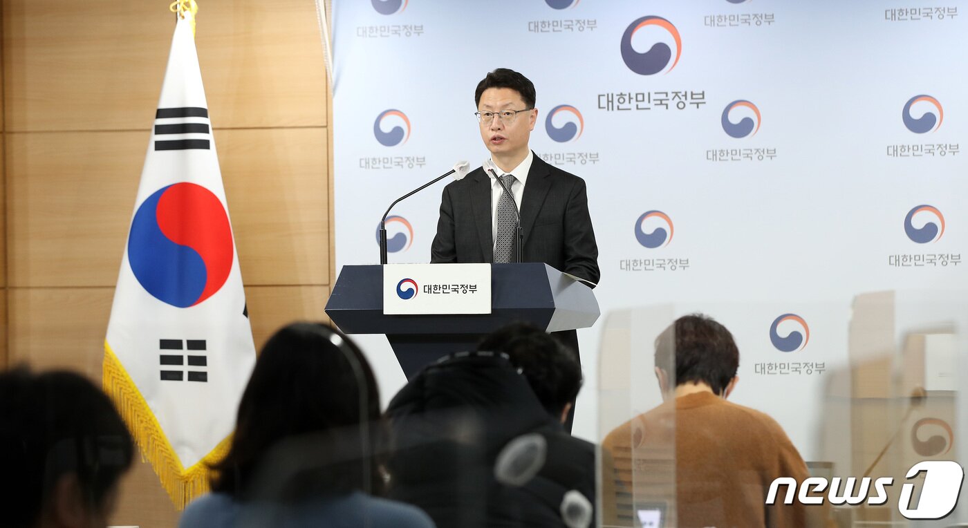 본문 이미지 - 홍진배 과학기술정보통신부 네트워크정책실장이 지난 11월17일 오후 서울 종로구 정부서울청사 브리핑룸에서 디지털 미디어 콘텐츠 산업혁신 및 글로벌전략 관련 브리핑을 하고 있다. 2022.11.18/뉴스1 ⓒ News1 박지혜 기자