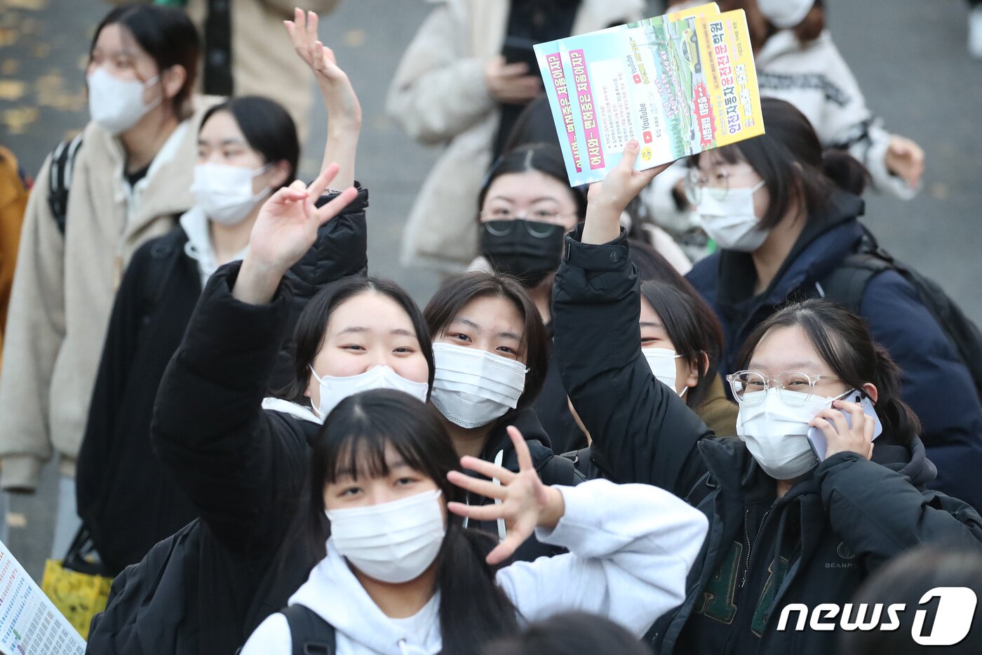 본문 이미지 - 2023학년도 대학수학능력시험일인 17일 오후 대구 수성구 혜화여자고등학교 교문 앞에서 수능을 마치고 수험생들이 손을 흔들고 있다. 2022.11.17/뉴스1 ⓒ News1 공정식 기자