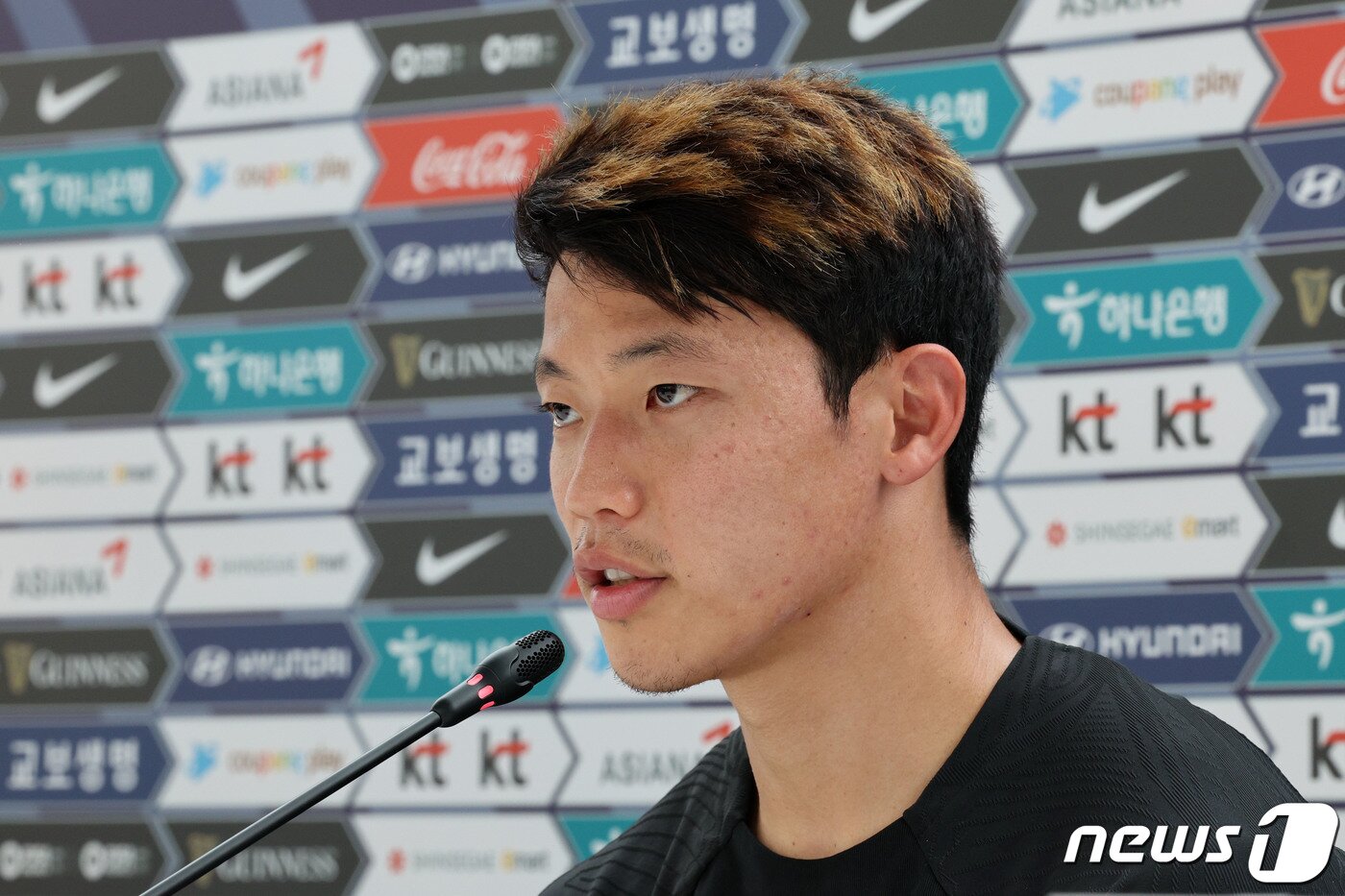 본문 이미지 - 파울루 벤투 감독이 이끄는 대한민국 축구대표팀 황희찬이 17일(현지시간) 카타르 도하 알 에글라 트레이닝센터에서 오전 훈련을 마치고 취재진과 인터뷰를 하고 있다. 2022.11.17/뉴스1 ⓒ News1 이광호 기자