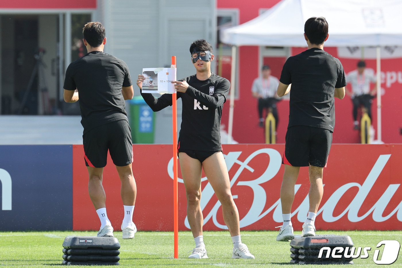 파울루 벤투 감독이 이끄는 대한민국 축구대표팀 손흥민이 17일 오전&#40;현지시간&#41; 카타르 도하 알 에글라 트레이닝센터에서 훈련을 하며 황희찬, 황인범에게 장난을 치고 있다. 2022.11.17/뉴스1 ⓒ News1 이광호 기자