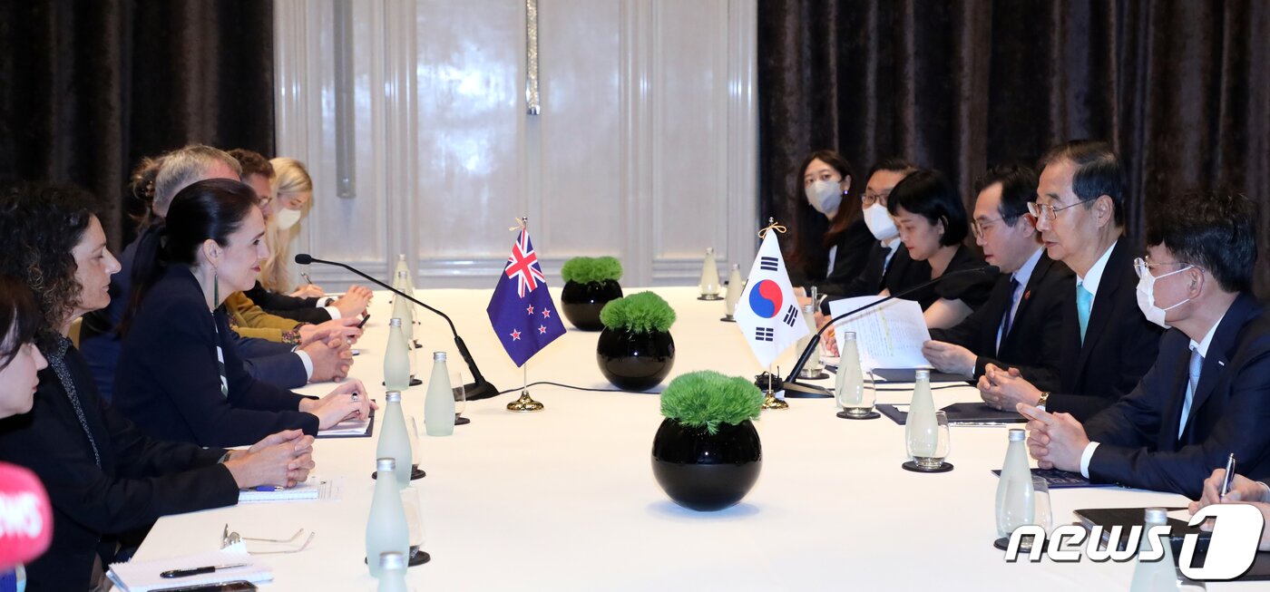 본문 이미지 - 아시아·태평양 경제협력체(APEC) 정상회의에 참석하는 한덕수 국무총리가 17일 오후(현지시간) 태국 방콕 로즈우드 호텔에서 열린 한·뉴질랜드 양자회담에서 모두 발언을 하고 있다. 2022.11.17/뉴스1 ⓒ News1 김명섭 기자