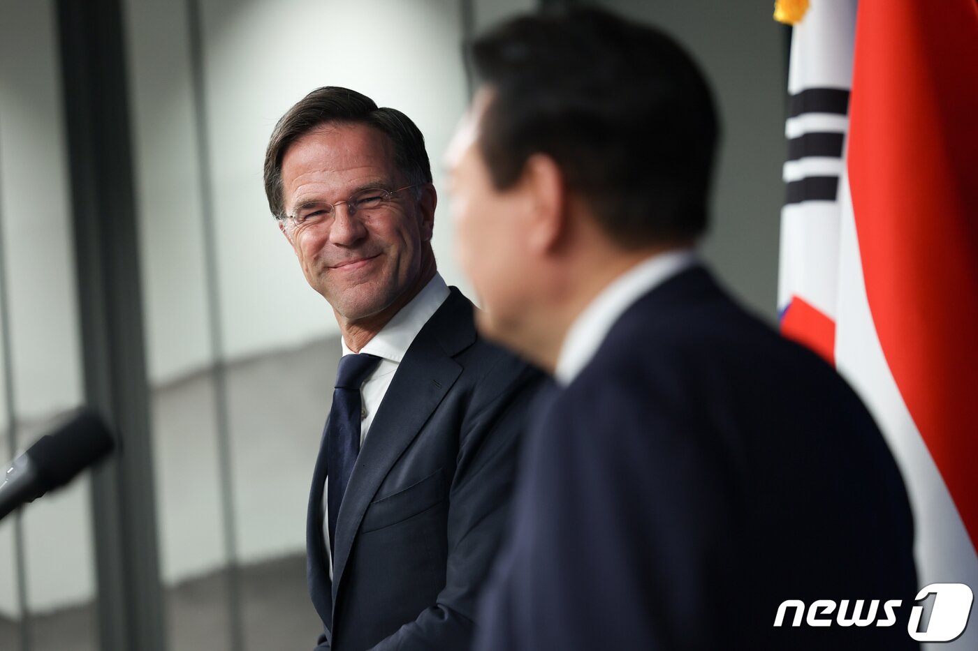 본문 이미지 - 윤석열 대통령과 마크 루터 네덜란드 총리가 17일 용산 대통령실 청사에서 한-네덜란드 정상회담 공동언론발표를 하고 있다. (대통령실 제공) 2022.11.17/뉴스1 ⓒ News1 오대일 기자