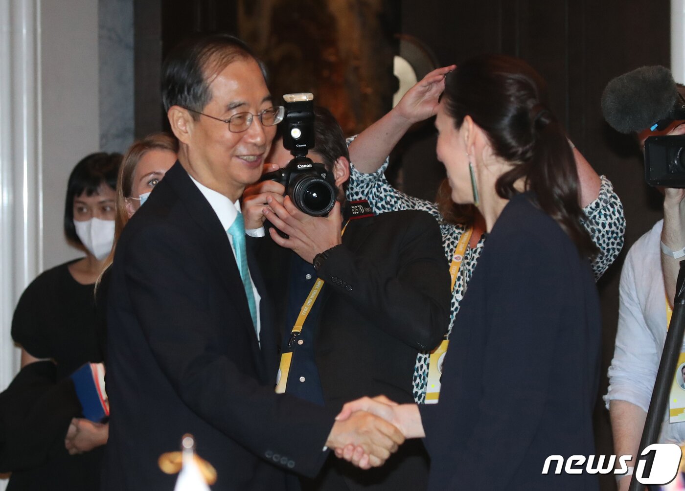 본문 이미지 - 아시아·태평양 경제협력체(APEC) 정상회의에 참석하는 한덕수 국무총리가 17일 오후(현지시간) 태국 방콕 로즈우드 호텔에서 열린 한·뉴질랜드 양자회담에서 저신다 케이트 로렐 아던 총리와 악수를 하고 있다. 2022.11.17/뉴스1 ⓒ News1 김명섭 기자