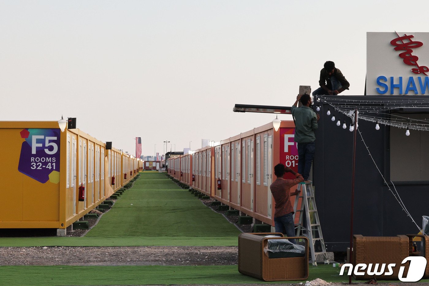 본문 이미지 - 2022카타르 월드컵 개막을 사흘 앞둔 17일(현지시간) 카타르 도하 하마드 국제공항 인근에 조립식 컨테이너 형태로 조성된 '팬 빌리지' 숙소의 모습. 개최국 카타르가 관광객을 수용하기 위해 마련한 임시 숙소가 비싼 가격에 비해 시설은 열악하다는 지적을 받고 있다. 숙박비는 1박에 200달러(약 27만 원), 식사를 포함할 경우 270달러(약 36만 원)이다.2022.11.17/뉴스1 ⓒ News1 이광호 기자