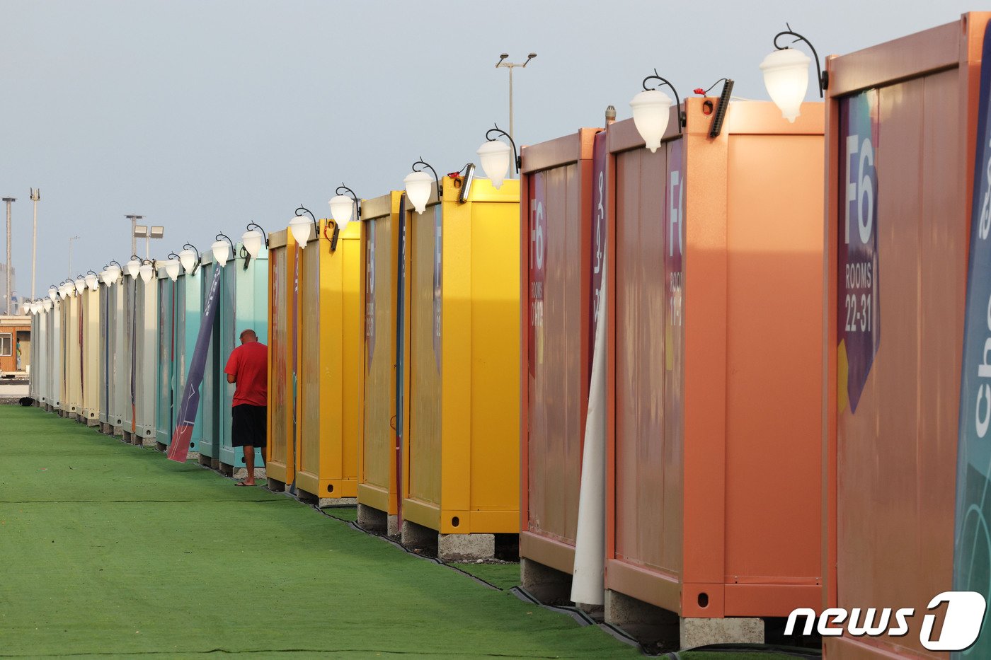 본문 이미지 - 2022카타르 월드컵 개막을 사흘 앞둔 17일(현지시간) 카타르 도하 하마드 국제공항 인근에 조립식 컨테이너 형태로 조성된 '팬 빌리지' 숙소의 모습. 개최국 카타르가 관광객을 수용하기 위해 마련한 임시 숙소가 비싼 가격에 비해 시설은 열악하다는 지적을 받고 있다. 숙박비는 1박에 200달러(약 27만 원), 식사를 포함할 경우 270달러(약 36만 원)이다.2022.11.17/뉴스1 ⓒ News1 이광호 기자