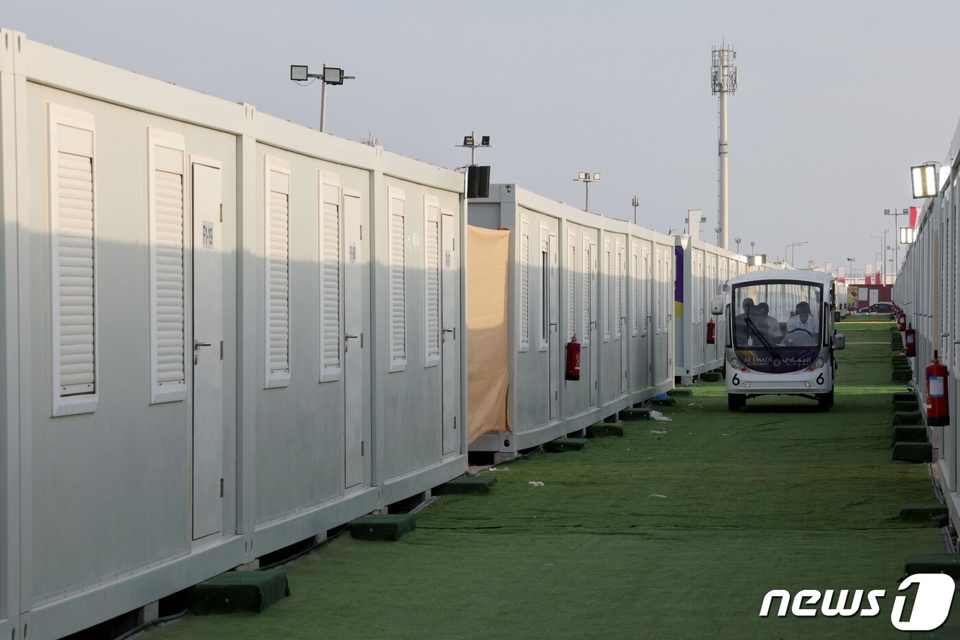 본문 이미지 - 2022카타르 월드컵 개막을 사흘 앞둔 17일(현지시간) 카타르 도하 하마드 국제공항 인근에 조립식 컨테이너 형태로 조성된 '팬 빌리지'에서 관계자들이 버기카를 타고 이동하고 있다. 2022.11.17/뉴스1 ⓒ News1 이광호 기자