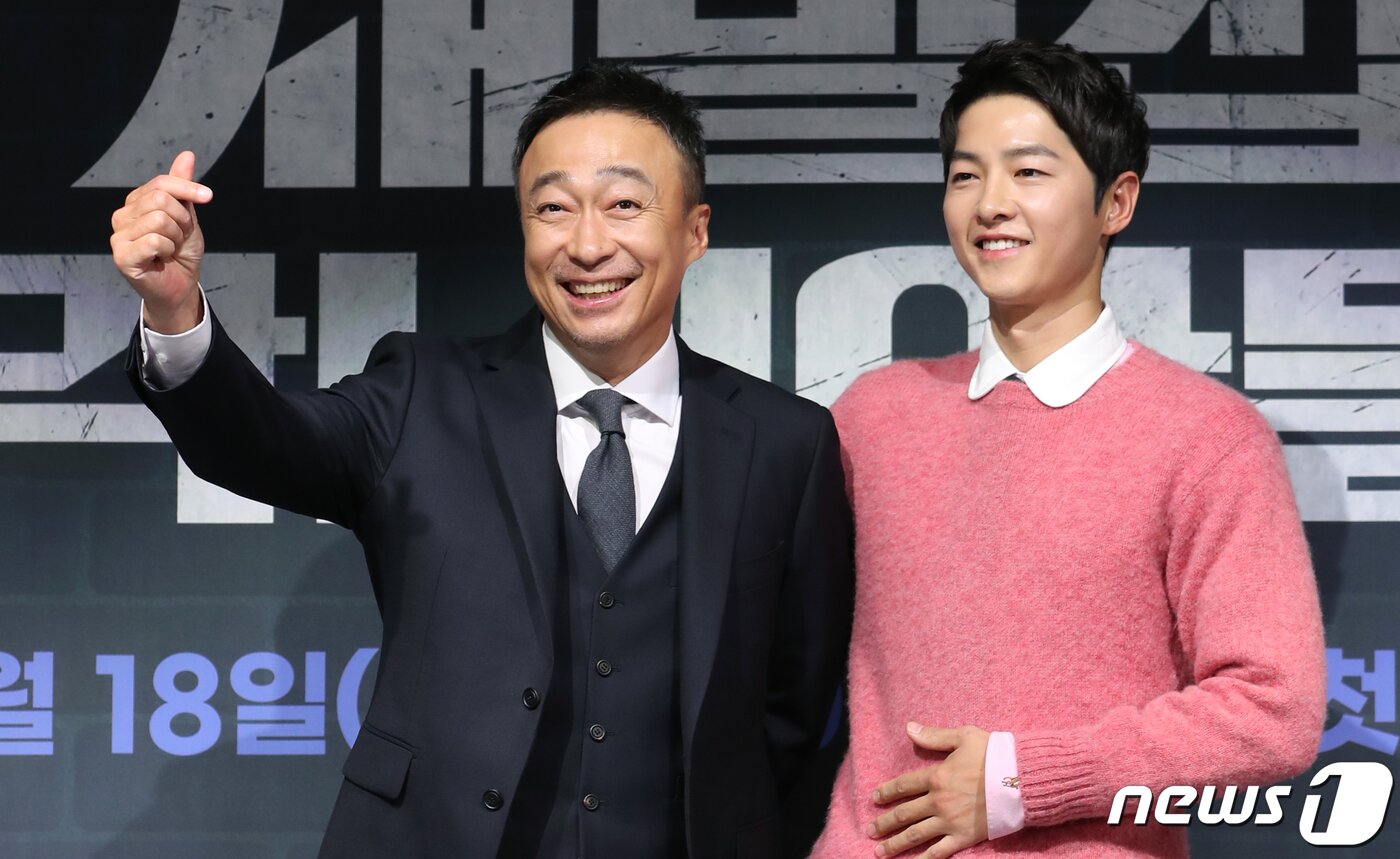 본문 이미지 - 배우 이성민(왼쪽)이 17일 오후 서울 여의도 페어몬트 앰배서더 호텔에서 진행된 JTBC 금토일드라마 '재벌집 막내아들'(연출 정대윤/극본 김태희) 제작발표회에서 송중기 대신 하트 포즈를 취하고 있다.  ⓒ News1 권현진 기자