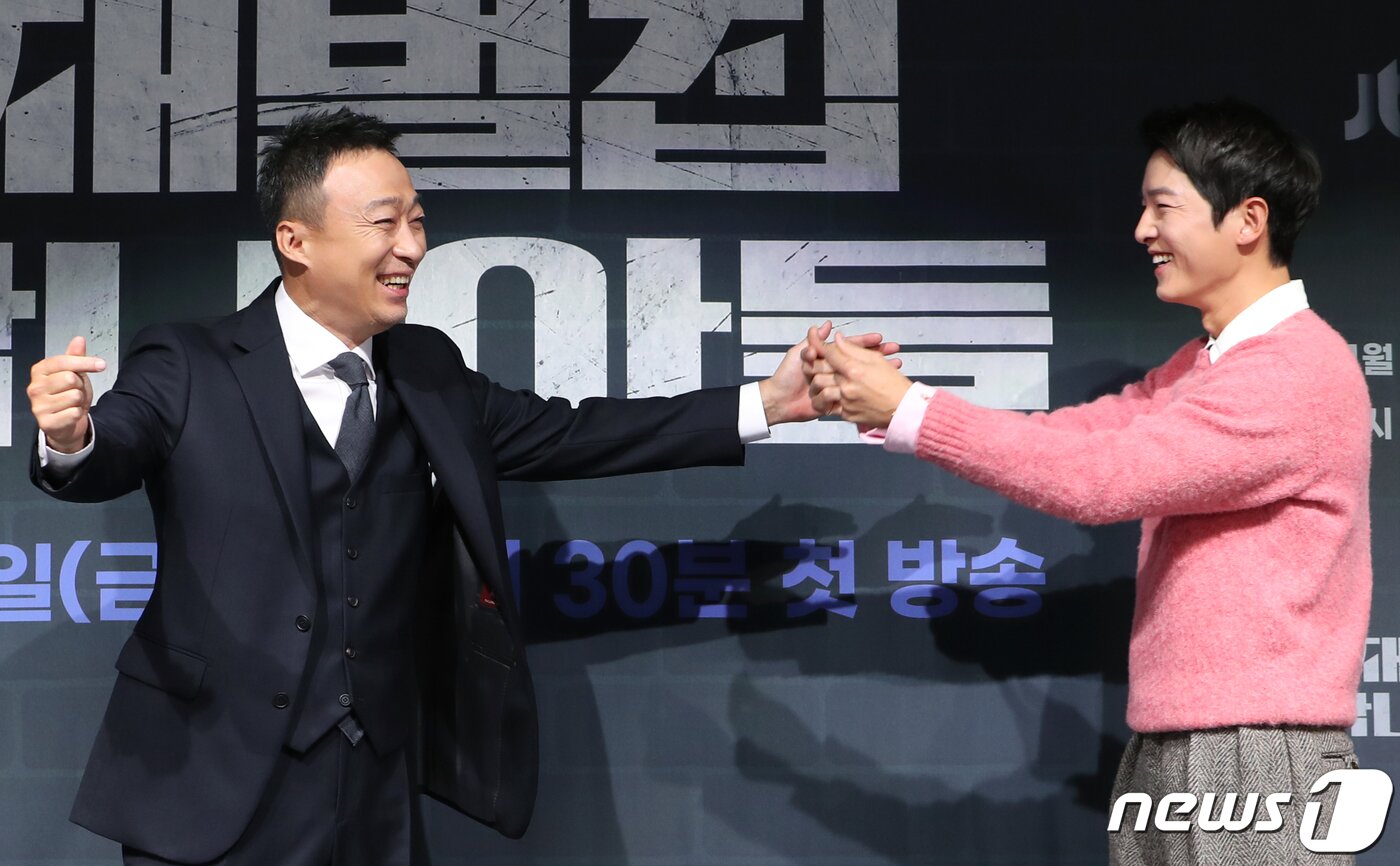 본문 이미지 - 배우 송중기가 17일 오후 서울 여의도 페어몬트 앰배서더 호텔에서 진행된 JTBC 금토일드라마 '재벌집 막내아들'(연출 정대윤/극본 김태희) 제작발표회에서 극중 할아버지로 출연하는 이성민(왼쪽)에게 하트를 보내고 있다. ⓒ News1 권현진 기자