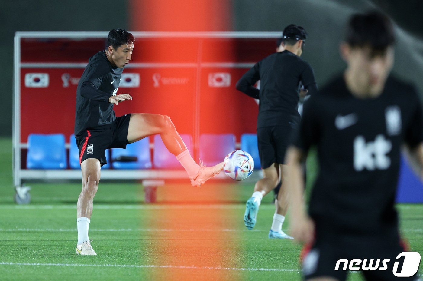 본문 이미지 - 파울루 벤투 감독이 이끄는 대한민국 축구대표팀 정우영이 17일 오후(현지시간) 카타르 도하 알 에글라 트레이닝센터에서 훈련을 하고 있다. 2022.11.17/뉴스1 ⓒ News1 이동해 기자