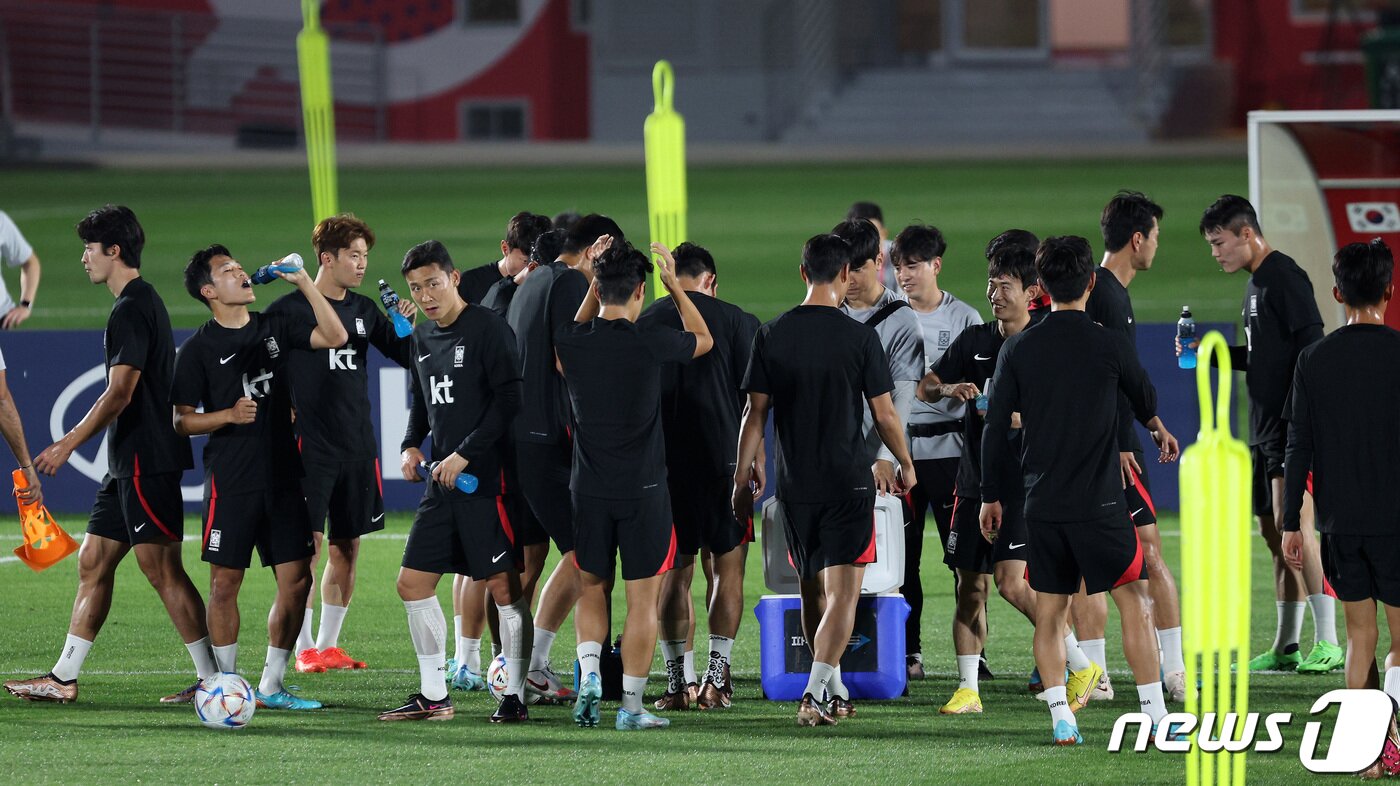 본문 이미지 - 파울루 벤투 감독이 이끄는 대한민국 축구대표팀 선수들이 17일 오후(현지시간) 카타르 도하 알 에글라 트레이닝센터에서 가진 훈련에서 물을 마시고 있다. 2022.11.17/뉴스1 ⓒ News1 이동해 기자