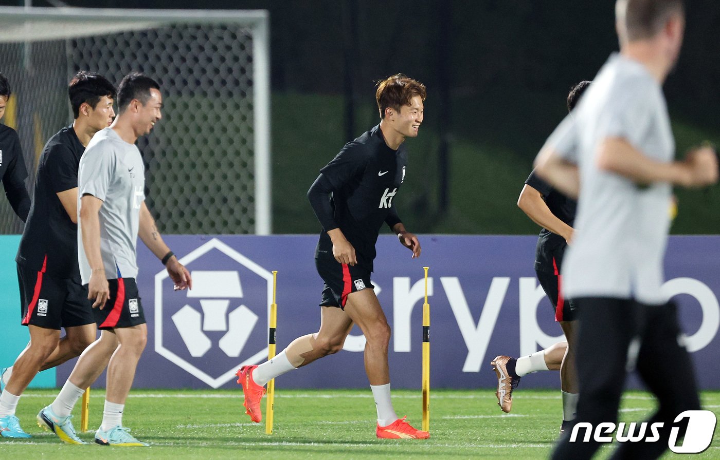 파울루 벤투 감독이 이끄는 대한민국 축구대표팀 김진수 등이 17일 오후&#40;현지시간&#41; 카타르 도하 알 에글라 트레이닝센터에서 훈련을 하고 있다. 2022.11.18/뉴스1 ⓒ News1 이동해 기자