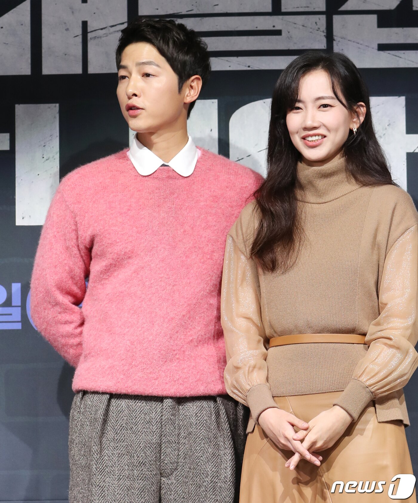 본문 이미지 - 배우 송중기(왼쪽)가 17일 오후 서울 여의도 페어몬트 앰배서더 호텔에서 진행된 JTBC 금토일드라마 '재벌집 막내아들'(연출 정대윤/극본 김태희) 제작발표회에서 취재진의 하트 요청에 거절을 하고 있다. ⓒ News1 권현진 기자