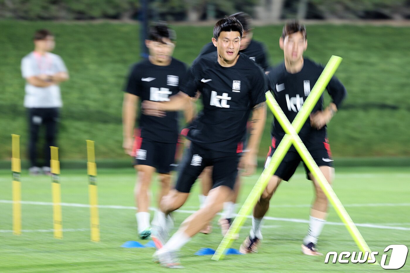 본문 이미지 - 파울루 벤투 감독이 이끄는 대한민국 축구대표팀 김민재가 17일 오후(현지시간) 카타르 도하 알 에글라 트레이닝센터에서 훈련을 하고 있다. 2022.11.18/뉴스1 ⓒ News1 이동해 기자