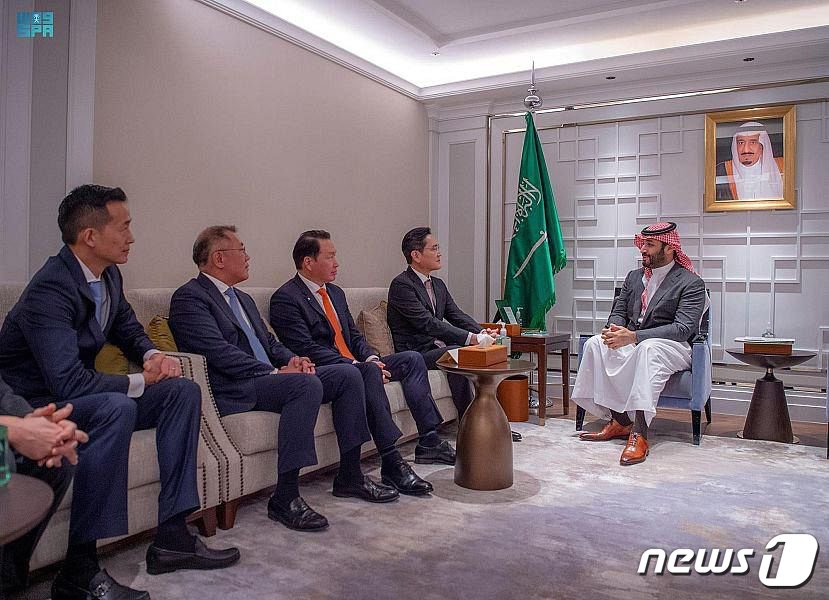 본문 이미지 - 무함마드 빈 살만 사우디아라비아 왕세자(오른쪽)이 17일 서울 중구 롯데호텔에서 국내 기업 총수들을 만나 대화하고 있다. 왼쪽부터 김동관 한화솔루션 부회장, 정의선 현대자동차그룹 회장, 최태원 SK그룹 회장, 이재용 삼성전자 회장. (사우디아라비아 국영매체 SPA 홈페이지 캡쳐) 2022.11.17/뉴스1 ⓒ News1 신웅수 기자
